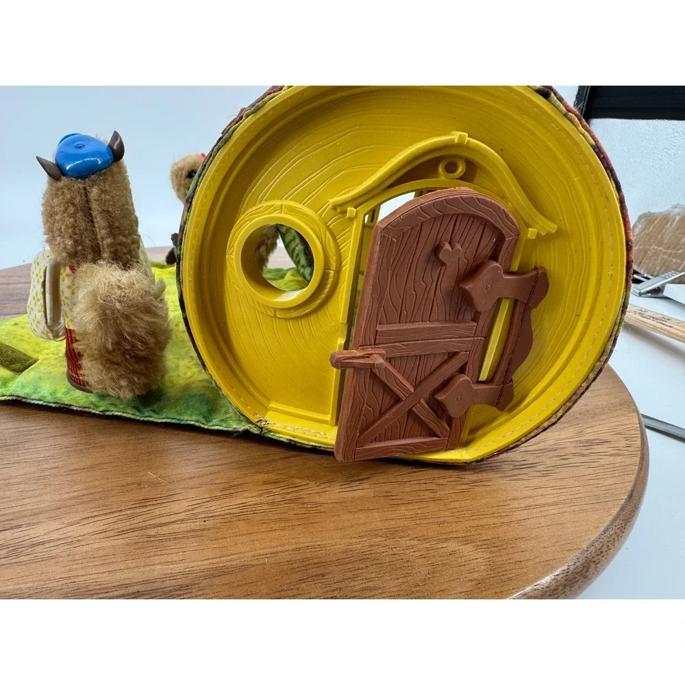 VTG 1979 Fisher Price Woodsey Squirrel Family Log House Playset